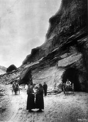 Dyrskar, Haukelifjell, Vinje, Telemark. Veiparti med tunnel 