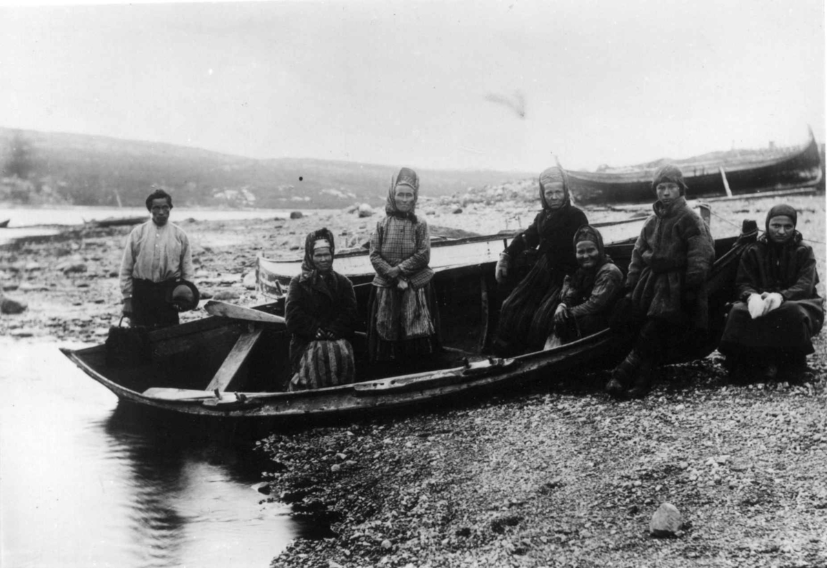 Pasvik-skoltesamer i robåt, Sør- Varanger, Finnmark, på vei til sin laksefiskeplass i Bøkfjord, før 1900. To norske samer til høyre.