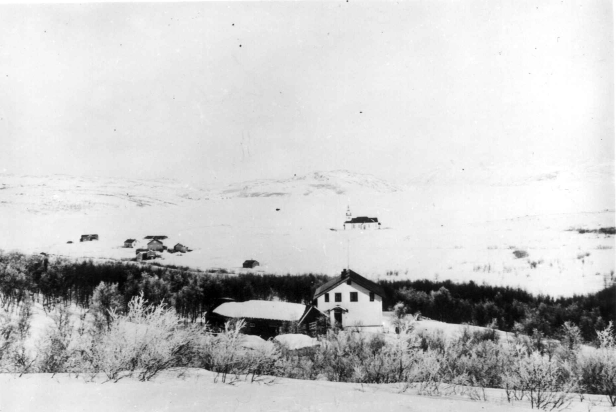 Bebyggelse i Kirkenes, Sør-Varanger, Finnmark, ca. 1898. I forgrunnen legeboligen Solheim, i bakgrunnen kirken.