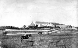Vik, Enebakk, Akershus ant. ca. 1890. Ryttere på jorde med g