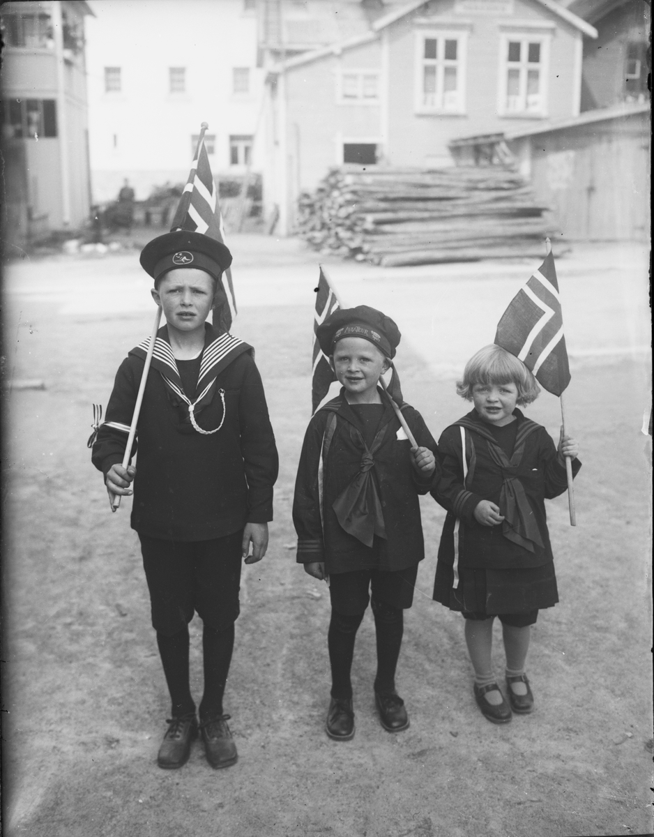 Barn med flagg, 17. mai. 
