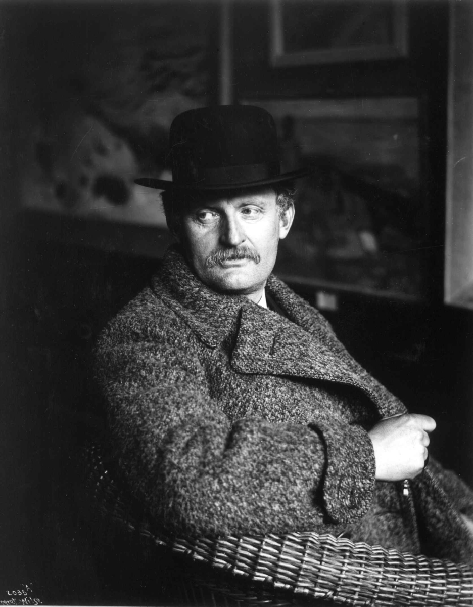 Kunstneren og maleren Edvard  Munch fotografert av Anders Beer Wilse i 1912.