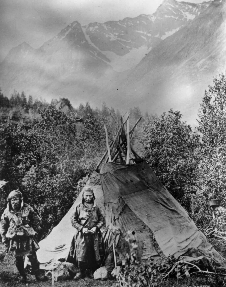 Samer, antagelig fra Karesuando, Lyngseidet, Lyngen, Troms, muligens 1890-årene. Mann og kvinne poserer foran telt.