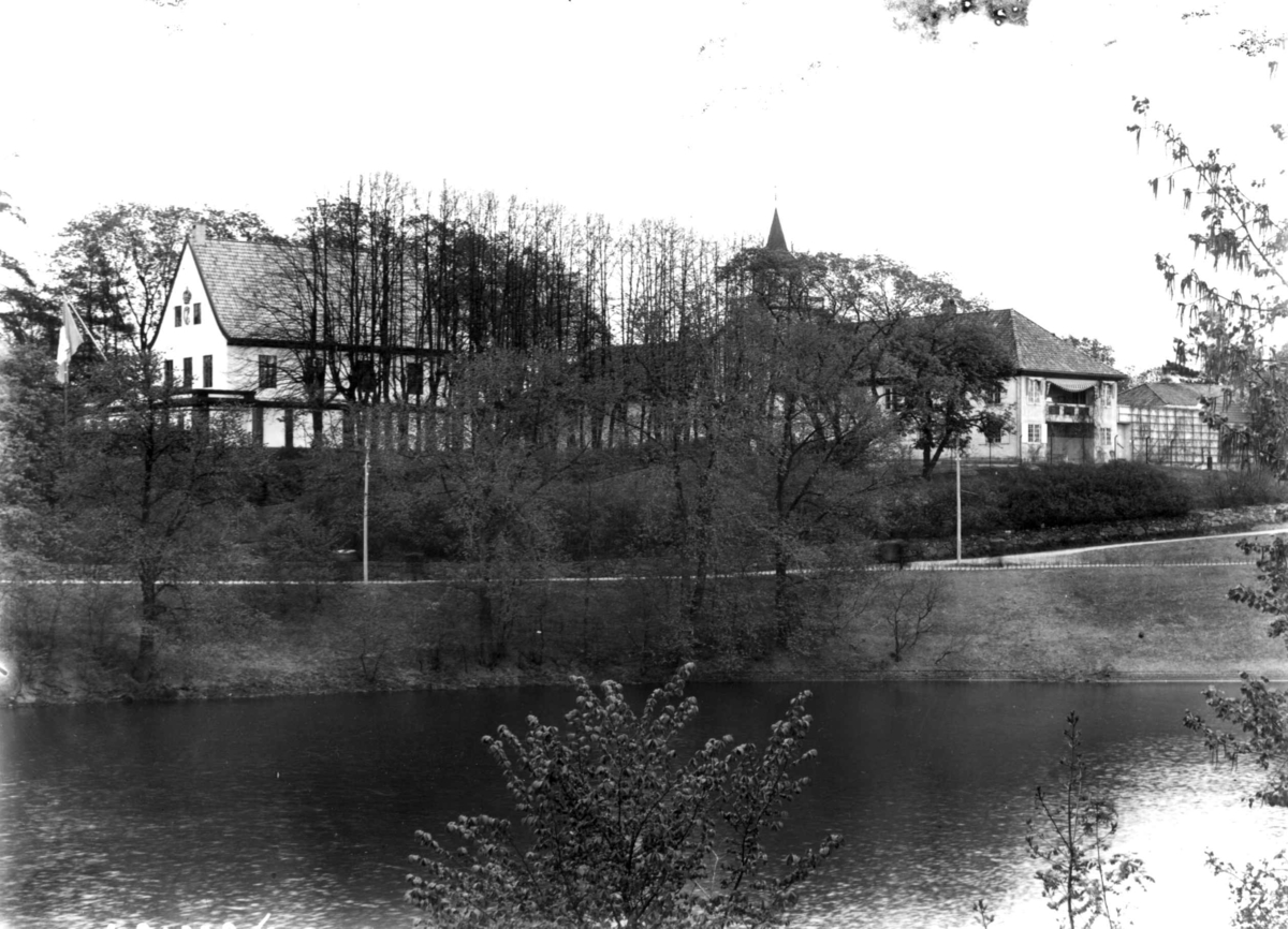 Jubileumsutstillingen på Frogner, Oslo, 1914.
Parkområde. Frogner Hovedgård med Bergen bys paviljong til venstre. Dam i forgrunnen.
