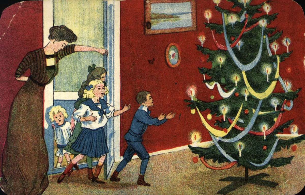 Julekort. Fødselsdagshilsen. Interiør stue. Pyntet juletre. Mor åpner døren for barna som går mot treet.