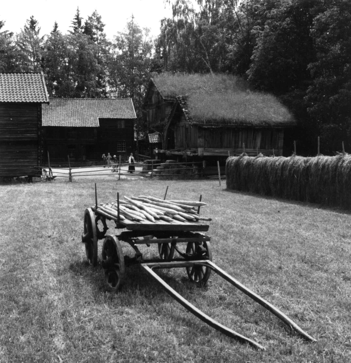 Slåttonn på friluftsmuseet, Norsk folkemuseum, 1978. Kjerre med staur.