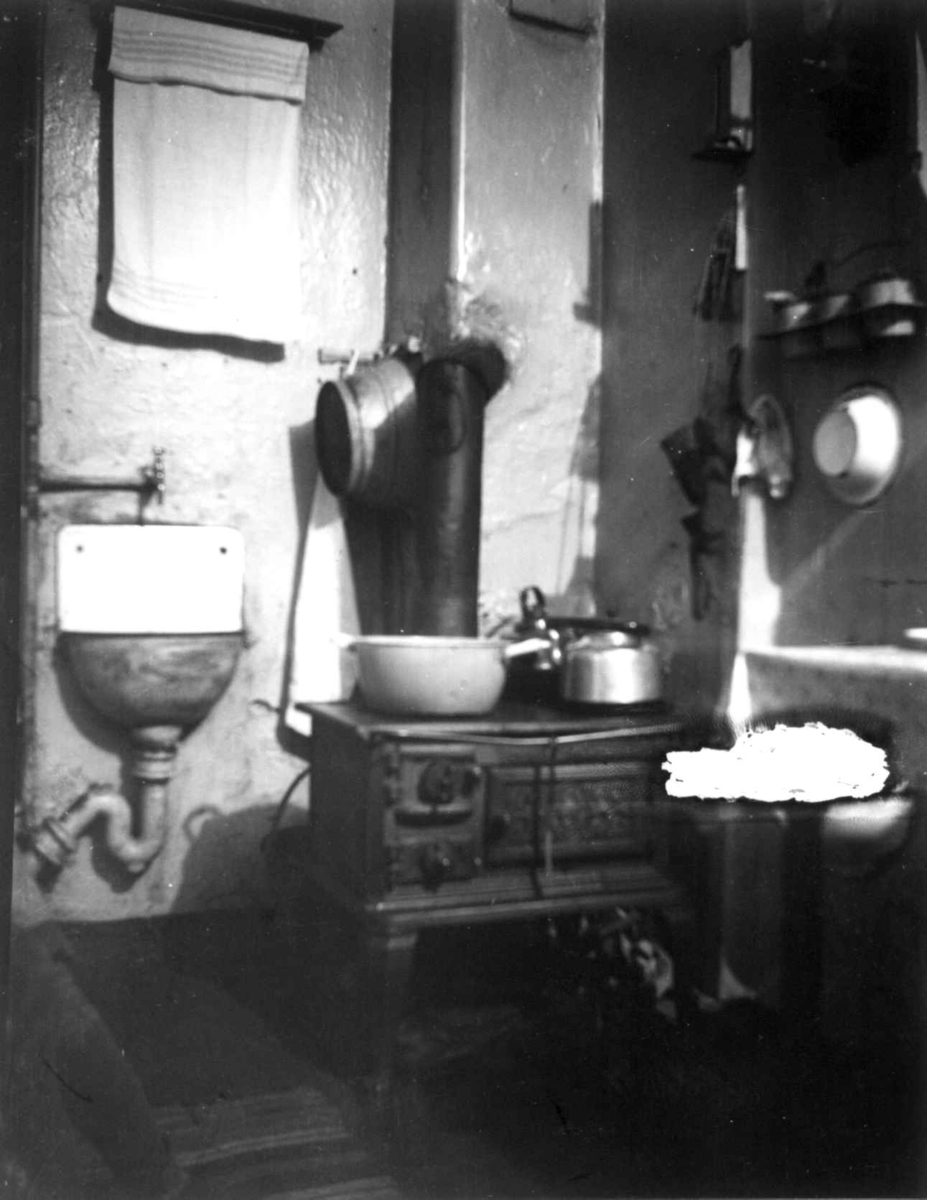 Interiør, kjøkken, Oslo. Med komfyr, kokekar, utslagsvask og pyntehåndkle. Se også NF.13400-089.
Fra boliginspektør Nanna Brochs boligundersøkelser i Oslo 1920-årene.