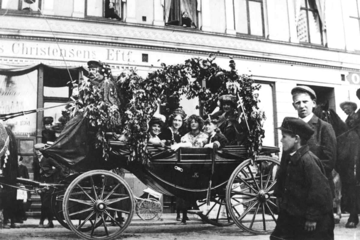 Landauer ca. 1905,  Arendal, Aust - Agder, Familien Kallevig med kusk Ottersen. I bakgrunnen forretningen Nils Christensens Eftf., innehaver Gullovsen. 