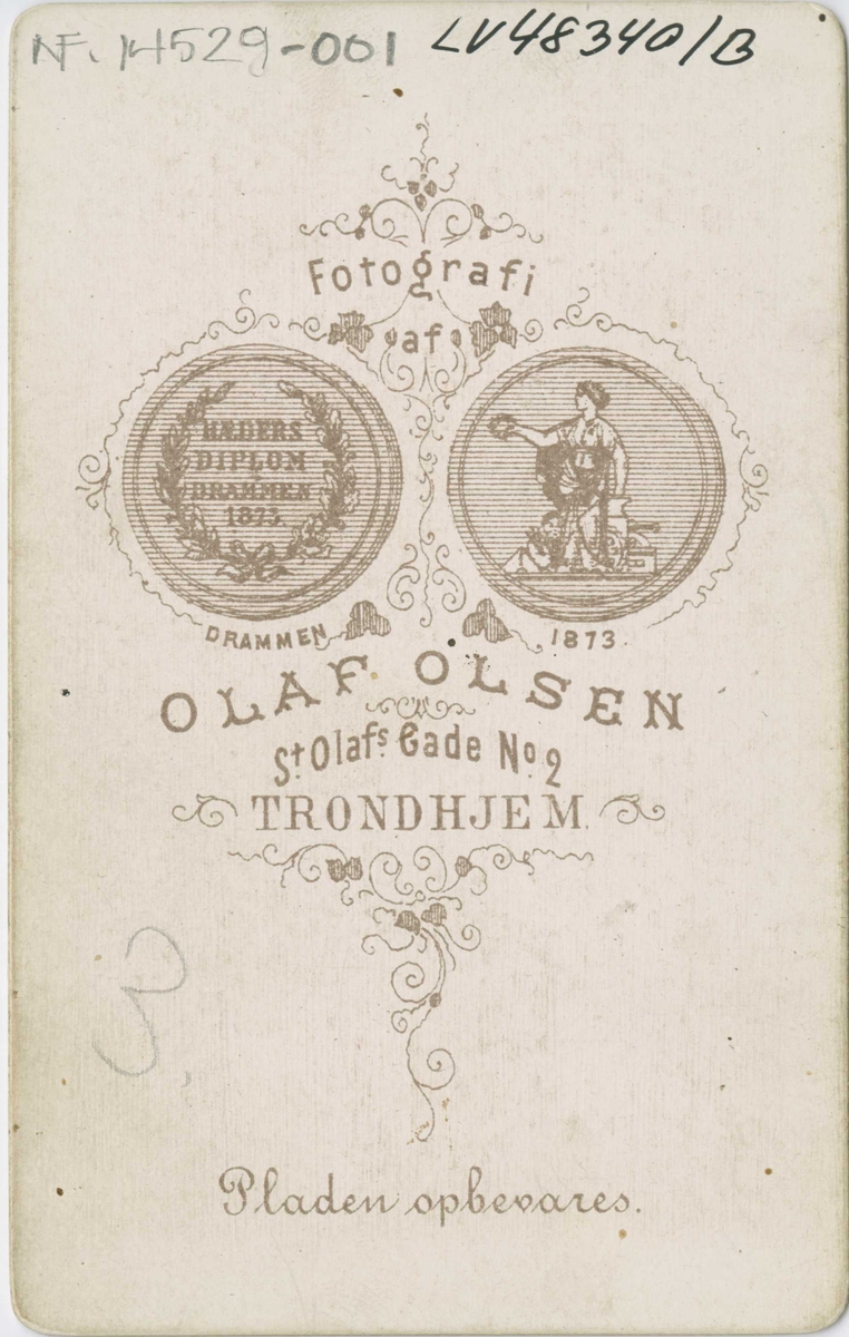 Mannsdrakt, Trondheim, 1870-årene. Visittkort.