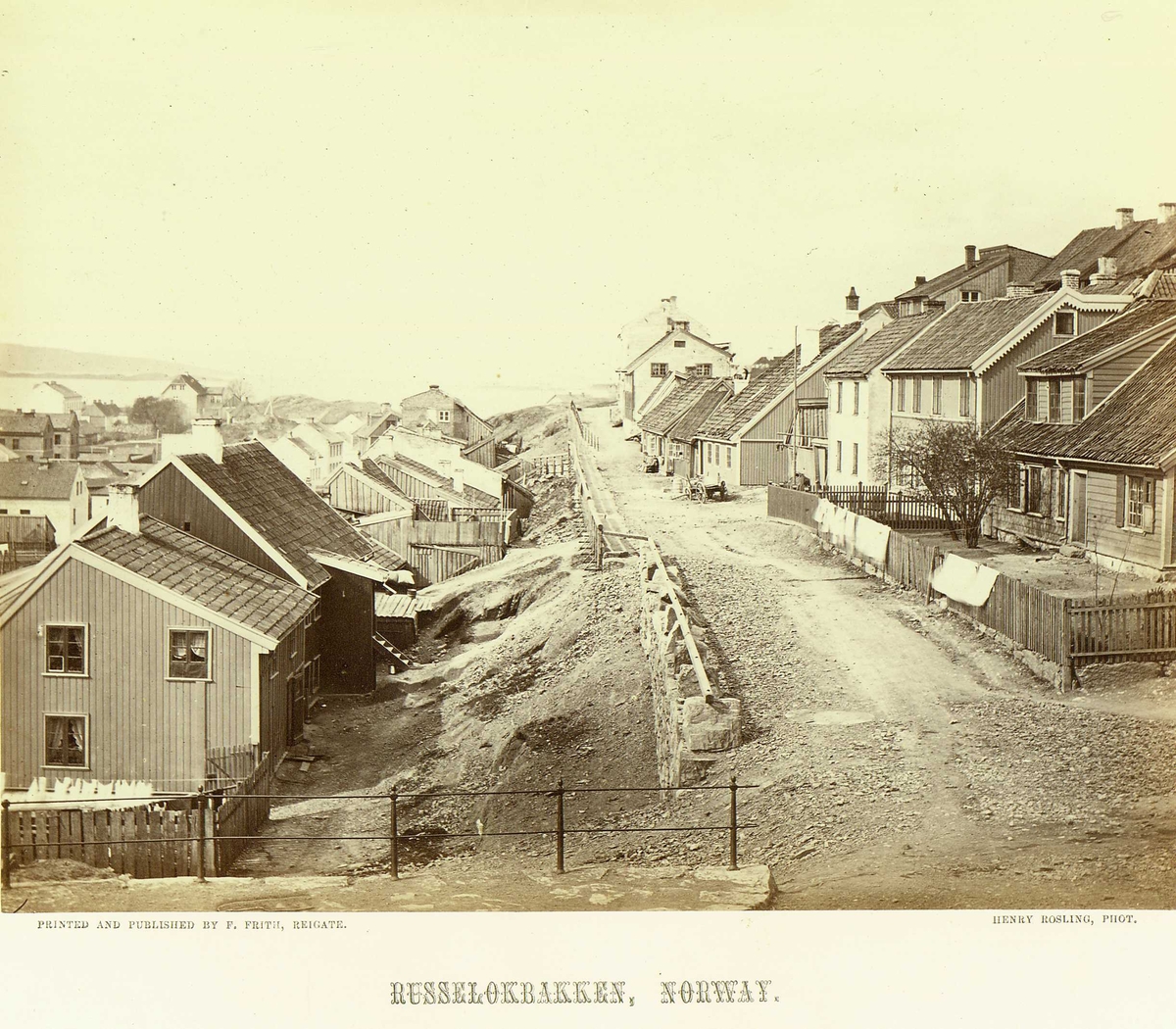 Ruseløkkbakken, Ruseløkka, Oslo. Gateløp med boligbebyggelse på begge sider.
Fra serie norske landskapsfotografier tatt av den engelske fotografen Henry Rosling (1828-1911).
