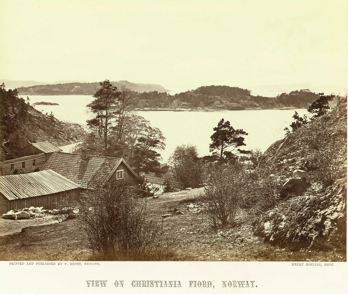 Parti fra Oslofjorden. Husklynge i forgrunnen.
Fra serie norske landskapsfotografier tatt av den engelske fotografen Henry Rosling (1828-1911).