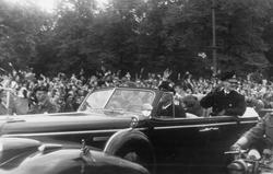 Fra Oslo 7. juni 1945.
Kongen kommer tilbake.Her bilen med K