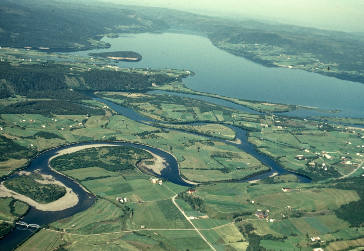 Flyfoto. Oversiktsbilde - Bebyggelse med dyrket mark ved elv. Selbu i Sør-Trøndelag.