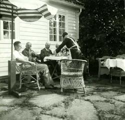 Hans Aall med venner, Sandane, 1937.
