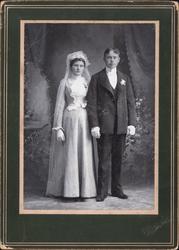 Brudebilde av norsk-amerikanere. Bemalt bakgrunn.