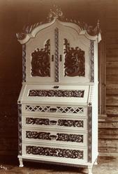 Framskap laget av treskjærer Sigurd Stensrud fra Harpefoss.