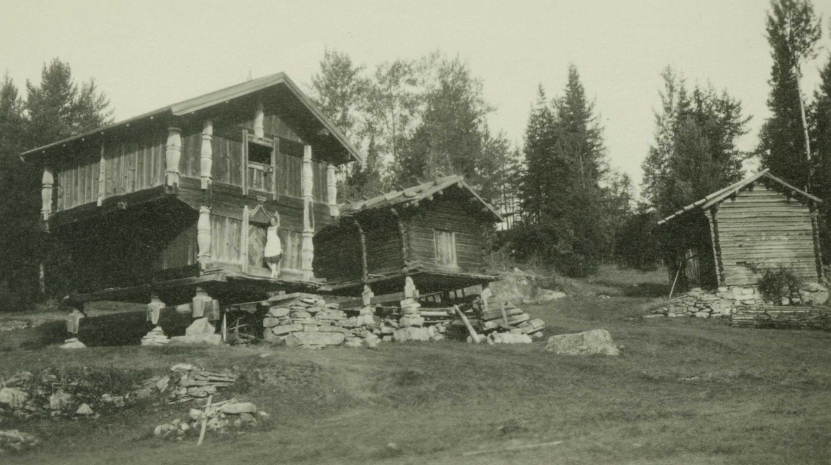 Gårdstun med loft og stall, Nattestad, Veggli, Rollag, Buskerud. Fotografet 1929.