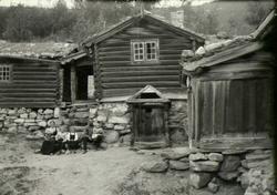 Gårdstun på Øygarden i Skjåk kommune, Oppland. Familie sitte