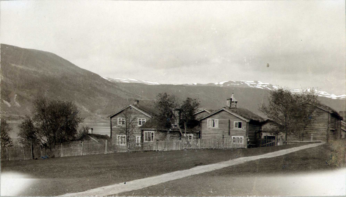 Gårdstun, Sygard Valle, Vågå, Oppland. Fotografert 1909.