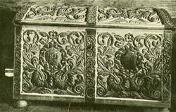 Utskåret kiste fra 1751, Maihaugen, De Sandvigske Samlinger,