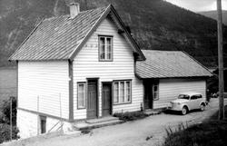 Sværefjord, Balestrand, Sogn og Fjordane. Skolehus og lærerb