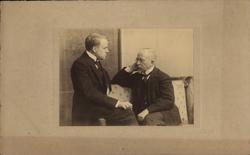 Komponisten Christian Sinding (1856-1941) sittende i sofa, i