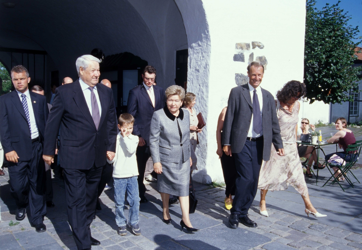 Russlands president, Boris Jeltsin, med kone og barnebarn, ankommer Norsk Folkemuseum 15.august 2004 for å overvære åpningen av utstillingen Norge-Russland Naboer gjennom 1000 år.Han tas imot av Norsk Folkemuseums direktør, Olav Aaraas.