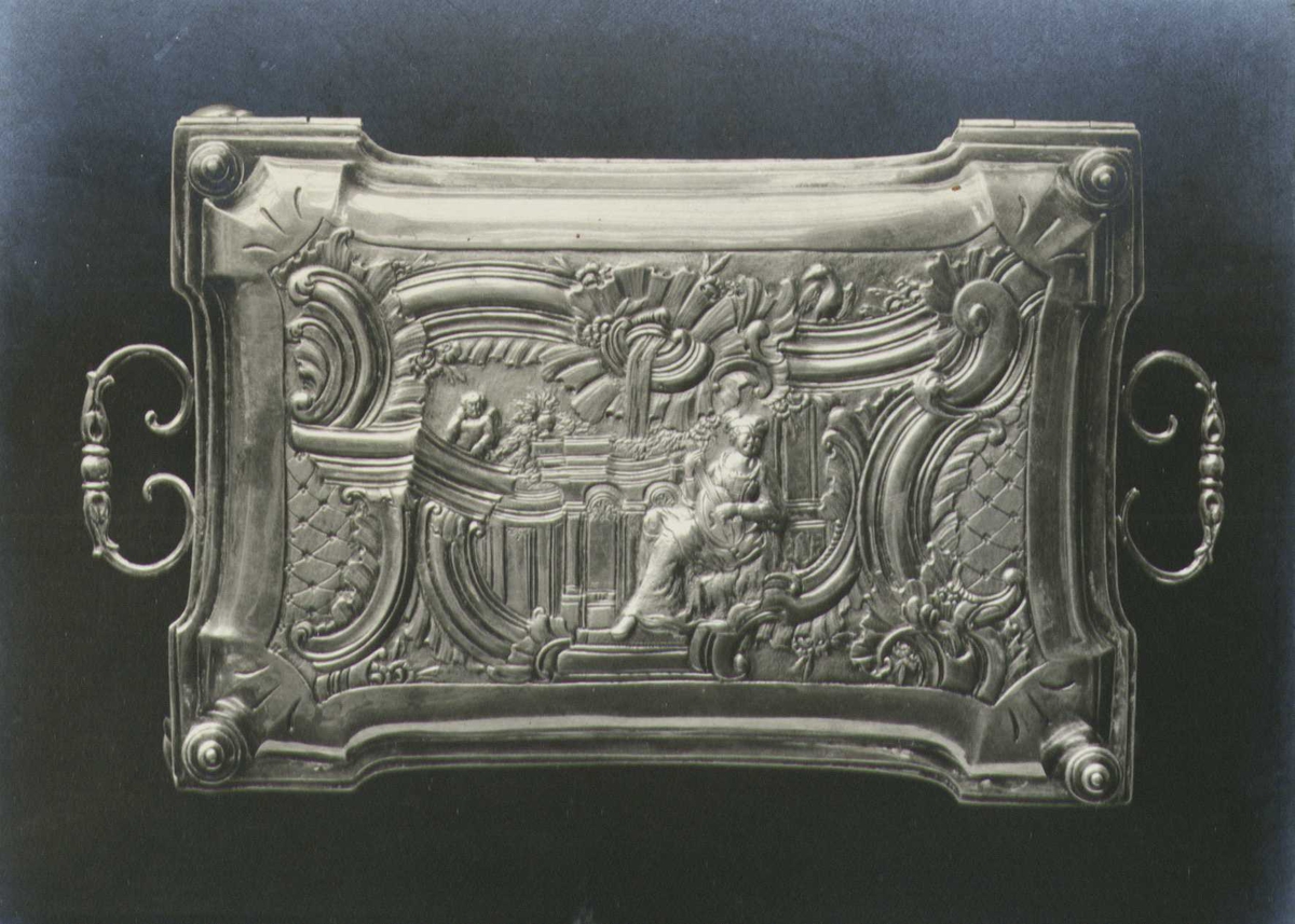Lokk på sølvskrin fra 1753. Utført av Jens Kahrs i Bergen. 