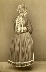 141. Brudedrakt, sett bakfra, fra Birkeland, Fana, Hordaland