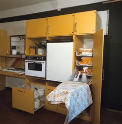 Kjøkken i solgult. Illustrasjonsbilde fra Nye Bonytt 1974.