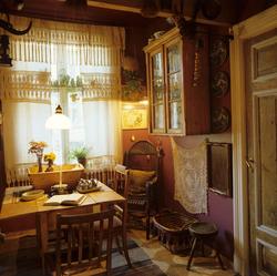 Spiseplass med bord og stoler. Illustrasjonsbilde fra Bonytt