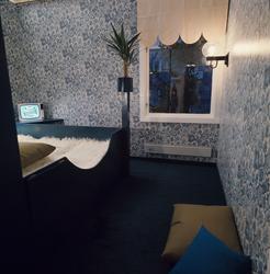 Soverom med fjernsyn og tapet. Illustrasjonsbilde fra Bonytt