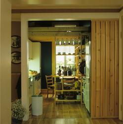 Større døråpning gir bedre integrering av et lite kjøkken i 