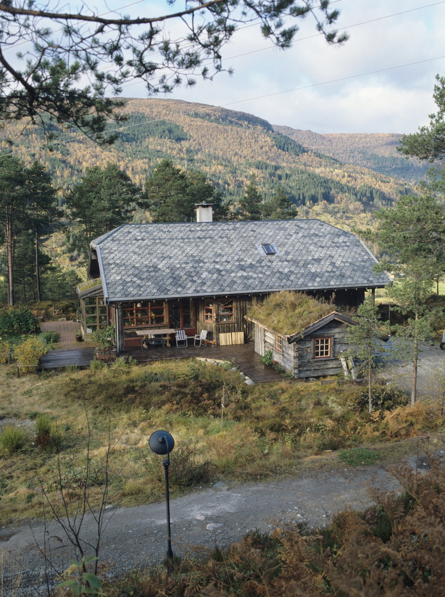 Hus med gjestehus ligger i terrenget i Naustdal ved Førde. llustrasjonsbilde fra Bonytt 1986.