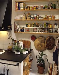 Krydderhylle i kjøkken. llustrasjonbilde fra Bonytt 1987.