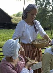 Levendegjøring på museum.Ferieskolen uke 31.Elevene servere