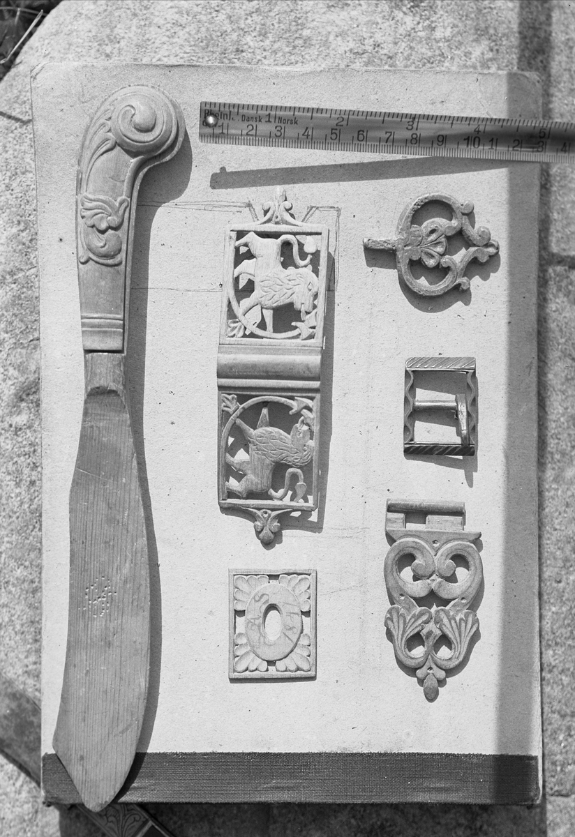 Modeller til kniv og spenner av bly og tre, laget av Ole Halvorsen, Gjelhaugen, Storlia, Oppdal, Sør-Trøndelag. Fotografert 1937.


