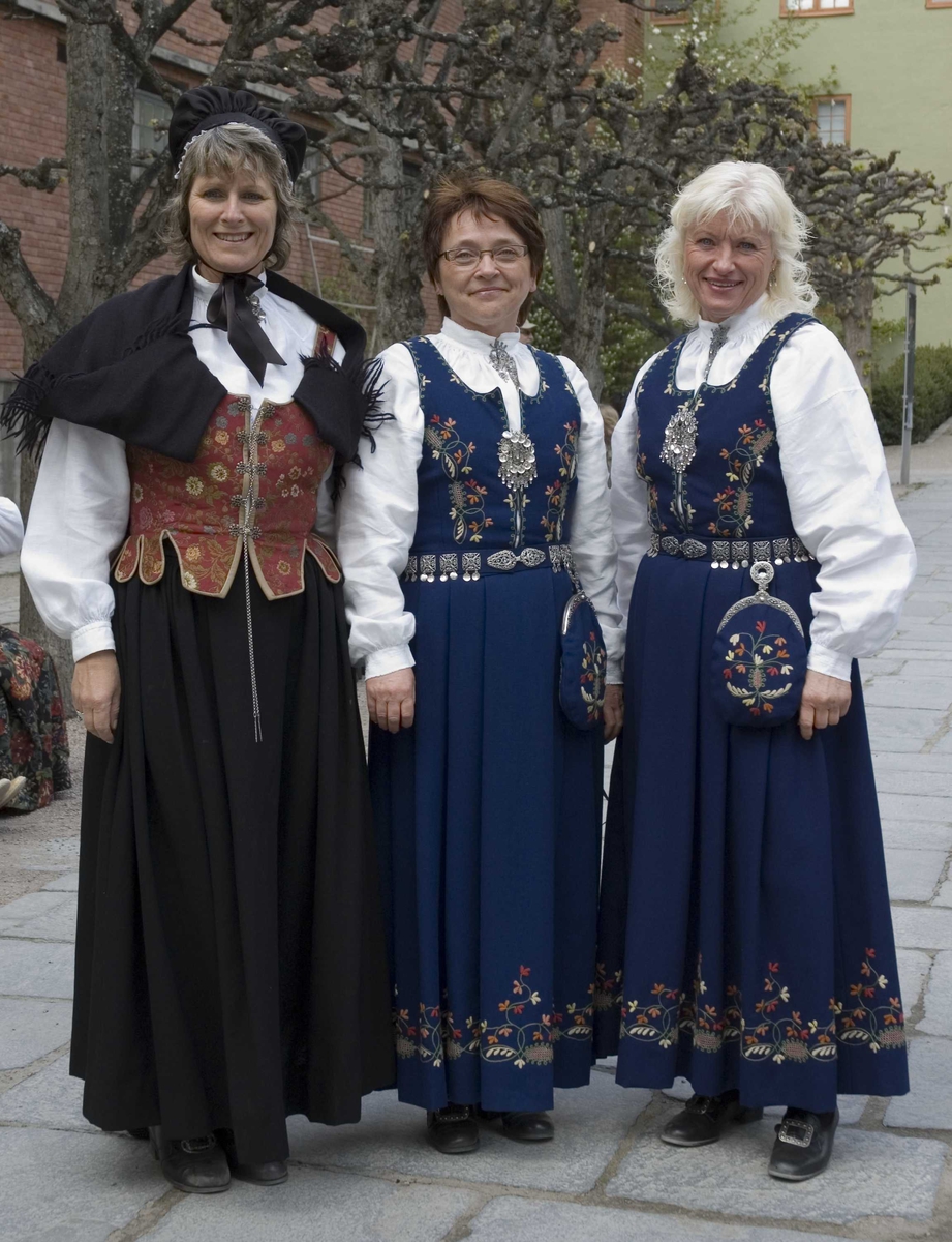 Bunadsdagen. Tre damer i bunader, til venstre fra Østerdal.
Norsk Folkemuseum, Bygdøy, Oslo.