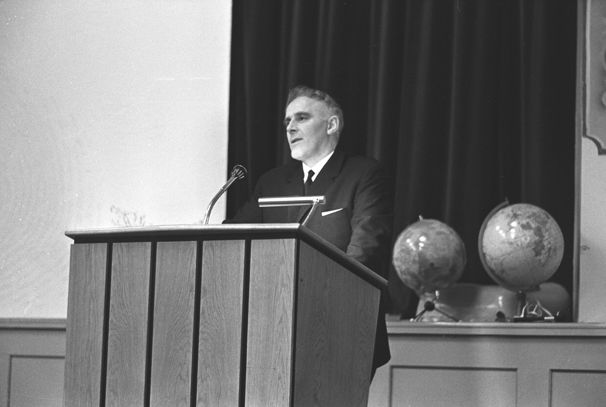 Serie. Statsminister Per Borten holder tale i BUL. Fotografert 1966. 