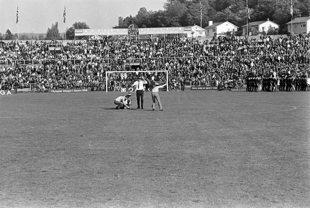 Serie bilder av landskamp i fotball, Danmark - Norge,  1967.