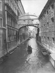 To mennesker i en gondol på en av kanalene i Venzia. Robsahm