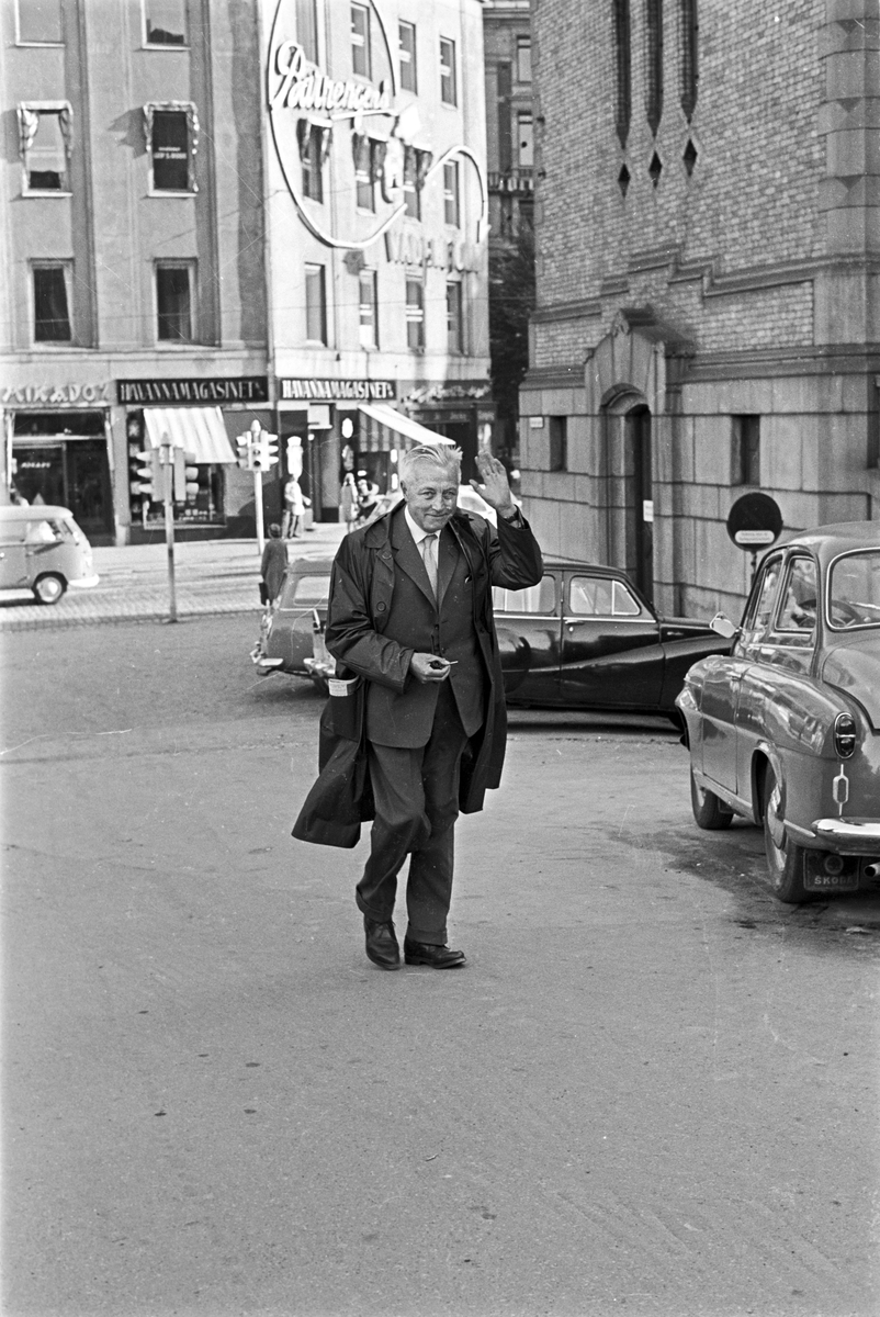 Serie. Regjeringskrise i Stortinget i 1963. Jon Leirfall, Finn Gustavsen, Einar Gerhardsen. Direkte fjernsynsoverføring . Fotografert oktober 1963.