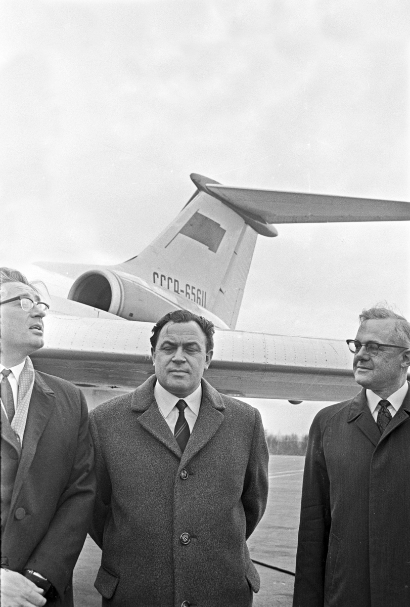 Serie. Flyrute mellom Oslo-Moskva åpnes. Et Sovjetisk fly første gang i Oslo. Menn står foran flyet.
