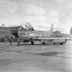 Serie. Mange uniformskledde personer er samlet i anledningen