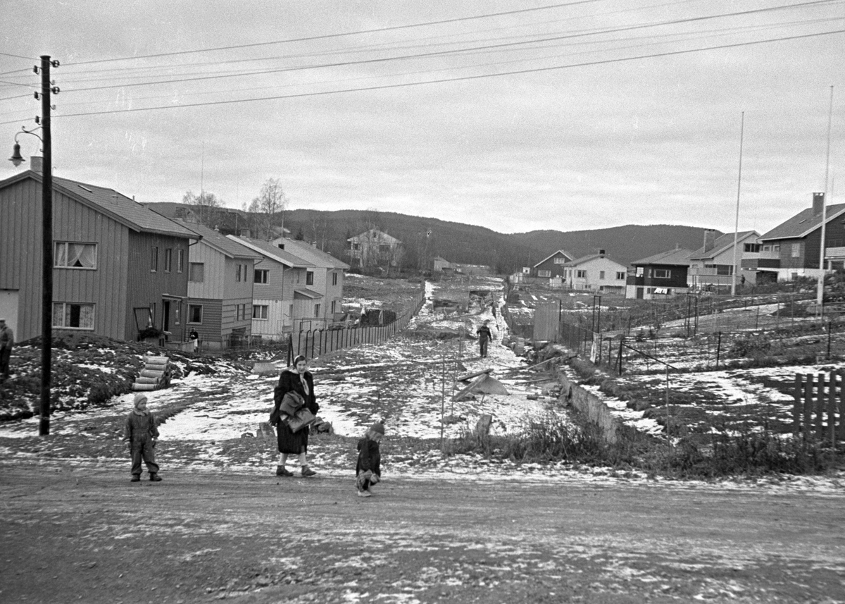 Serie. Røabanen blir forlenget til Lijordet. Flere arbeidere jobber i boligområdet med å grave ut til den ny linjen. Fotografert 1951.