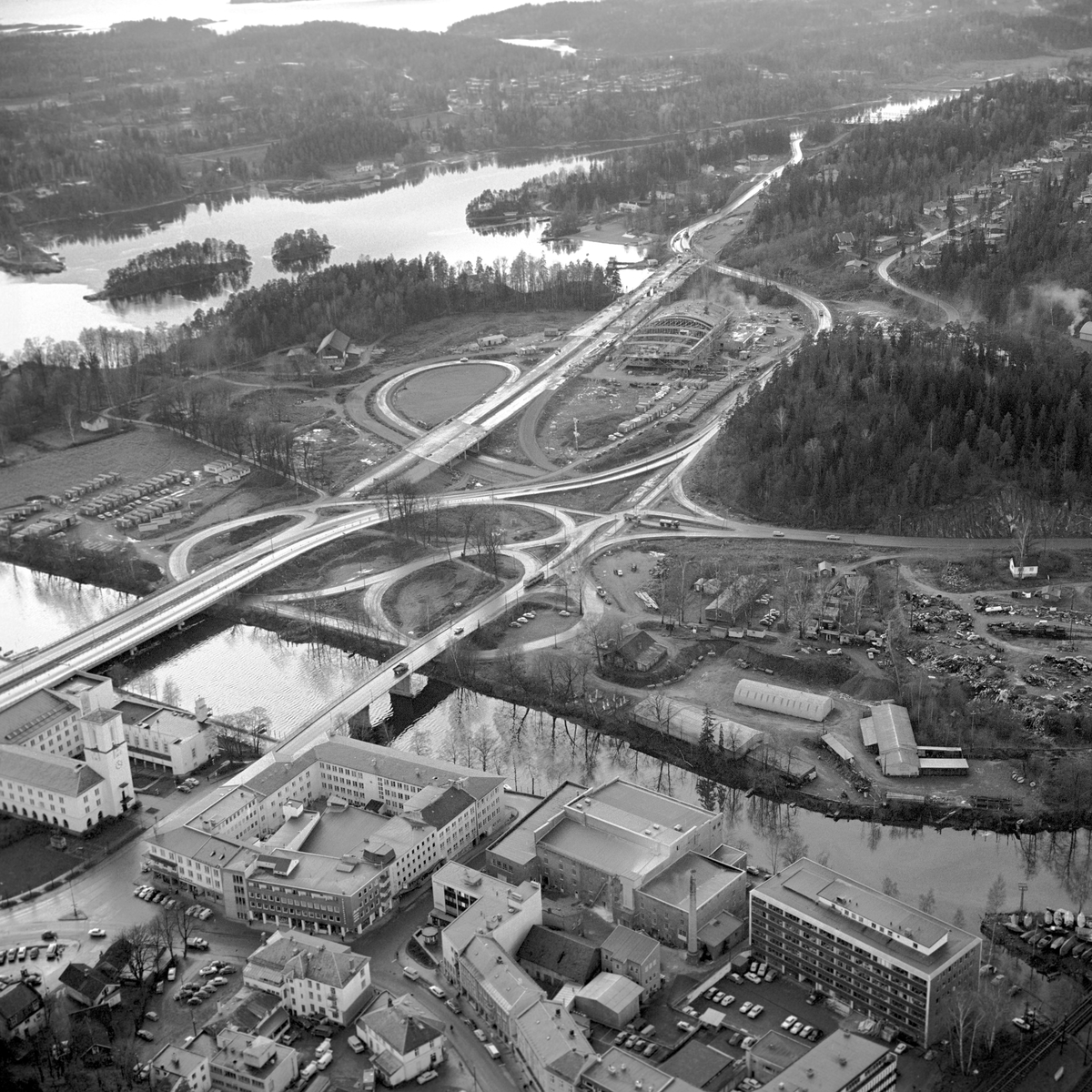 Serie. Drammensveien ved Sandvika og Slependen i Akershus. Den nye motorveien under bygging. Fotografert fra fly 1967.


