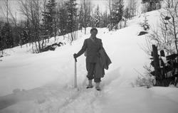 Dordi Arentz på tur til fots i snøen ved feriestedet Ligards
