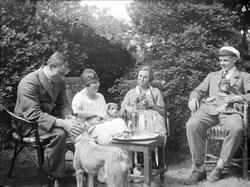 Juni 1925. Fritjof og Dordi Arentz sammen to ukjente persone