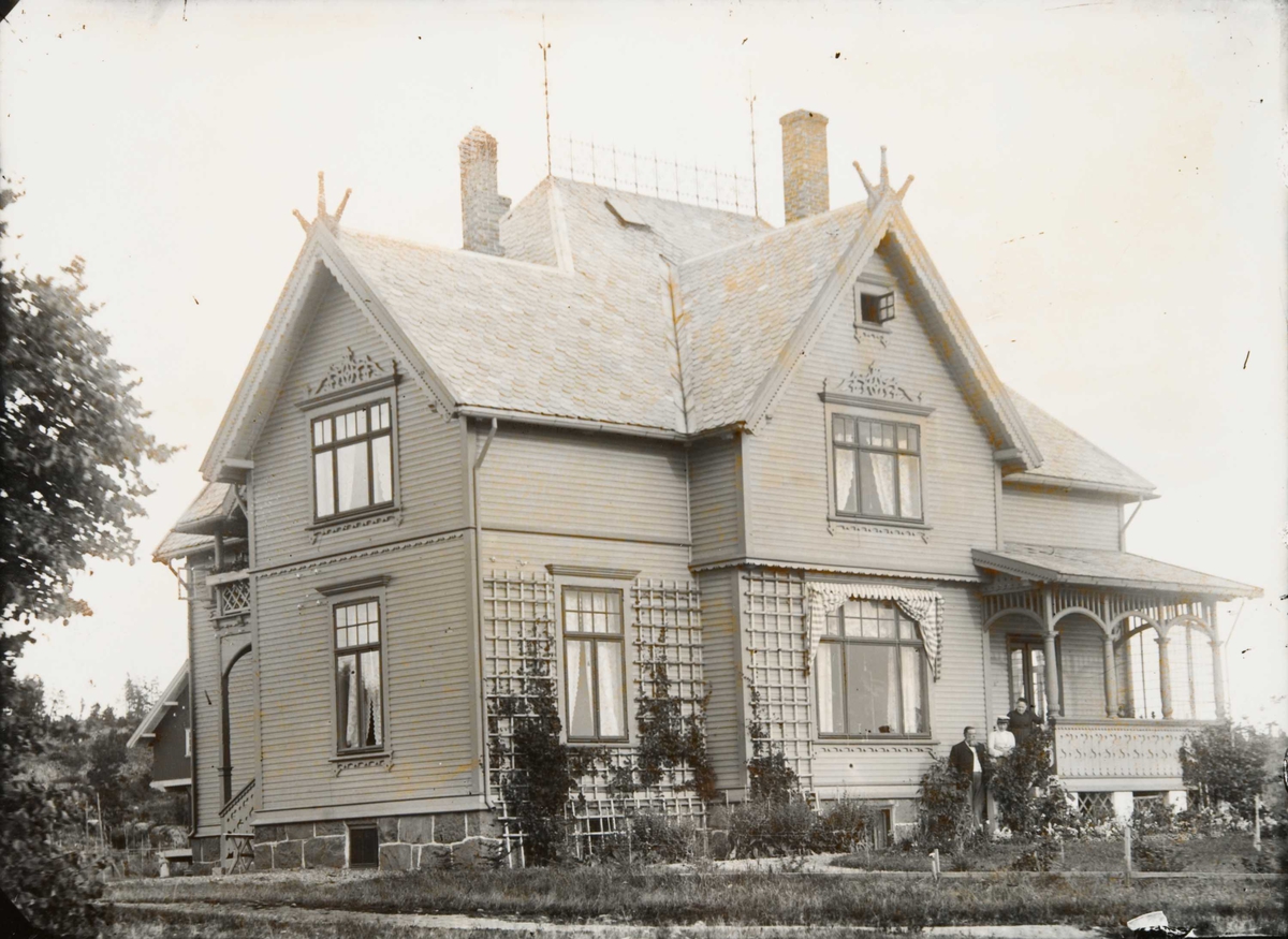 Bestyrerboligen på Bastøy skolehjem, Bastøya, ca. 1903. Hjemmet til bestyreren på skolehjemmet. Boligen fra 1890-årene.
Mannen som står lengst til venstre er sannsynligvis den første direktøren ved Bastøy skolehjem, Ole Flugum.