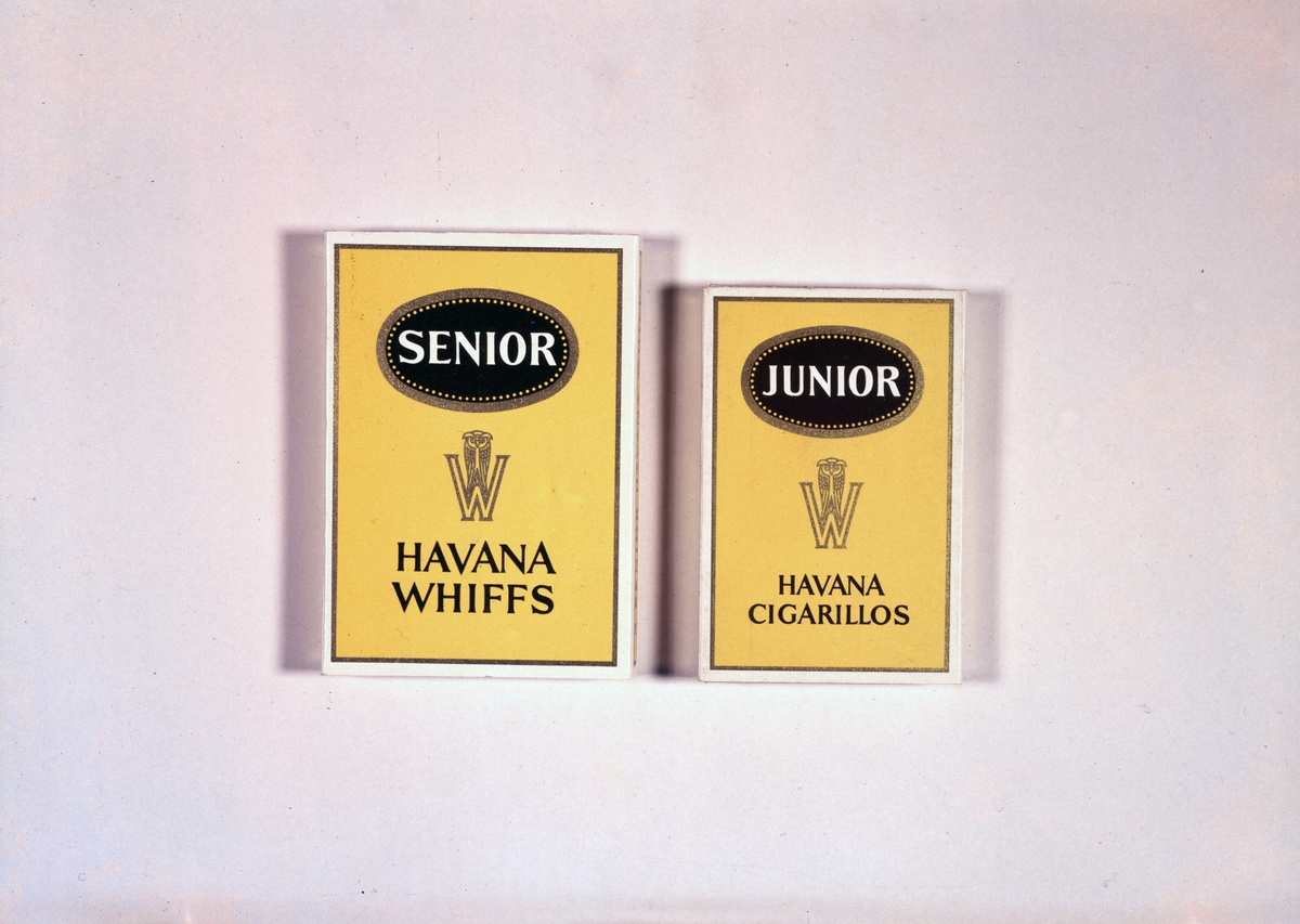 Reklamefoto fra Tiedemanns Tobaksfabrik. Senior Havana Whiffs og Junior Havana cigarillos.